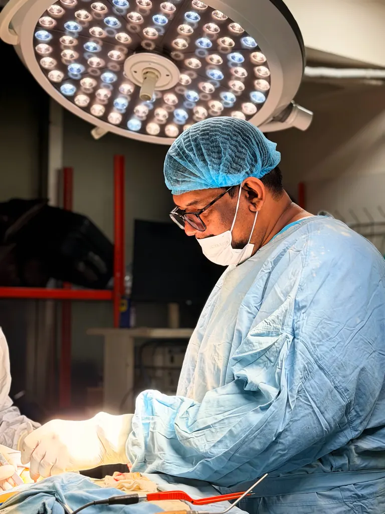 অপারেশন থিয়েটারে সার্জারি করছেন — Performing surgery under theatre lights