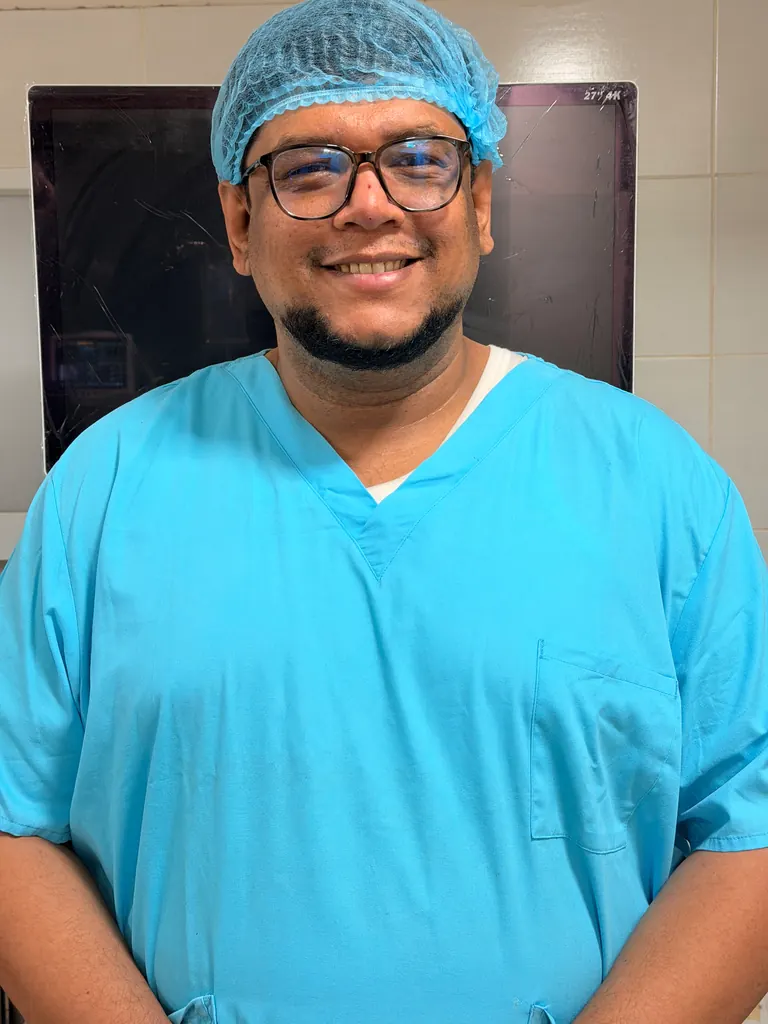 থিয়েটার স্ক্রাবে হাসিমুখে — Smiling in theatre scrubs